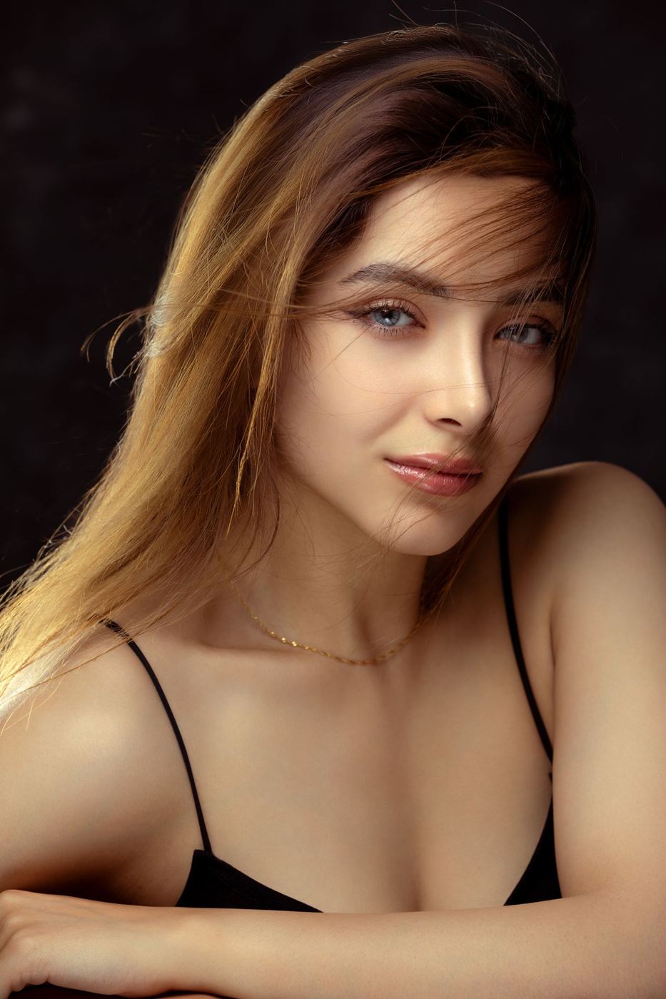 Portret modelki na ciemnym tle